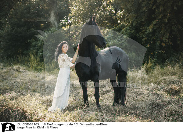 junge Frau im Kleid mit Friese / young woman in dress with frisian horse / CDE-03103
