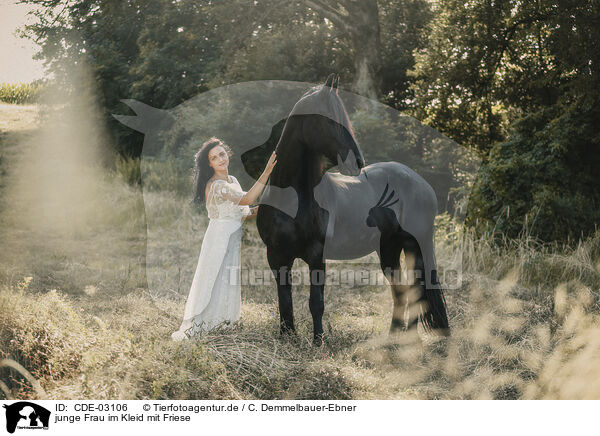 junge Frau im Kleid mit Friese / young woman in dress with frisian horse / CDE-03106