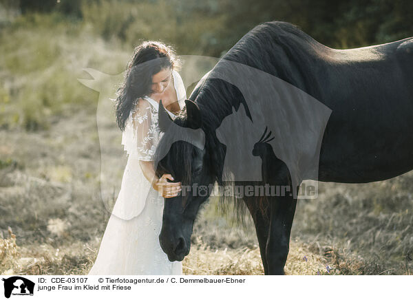 junge Frau im Kleid mit Friese / young woman in dress with frisian horse / CDE-03107