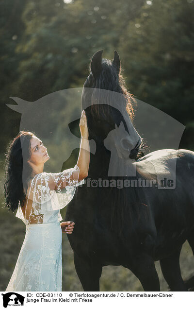 junge Frau im Kleid mit Friese / young woman in dress with frisian horse / CDE-03110