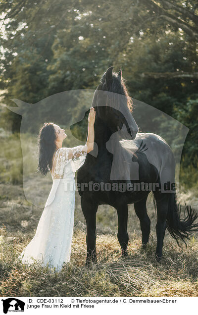 junge Frau im Kleid mit Friese / young woman in dress with frisian horse / CDE-03112