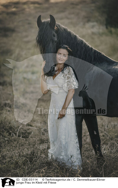 junge Frau im Kleid mit Friese / young woman in dress with frisian horse / CDE-03114