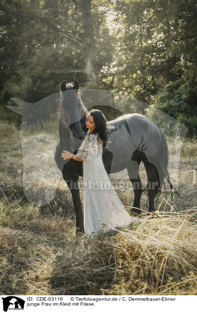 junge Frau im Kleid mit Friese / young woman in dress with frisian horse / CDE-03116