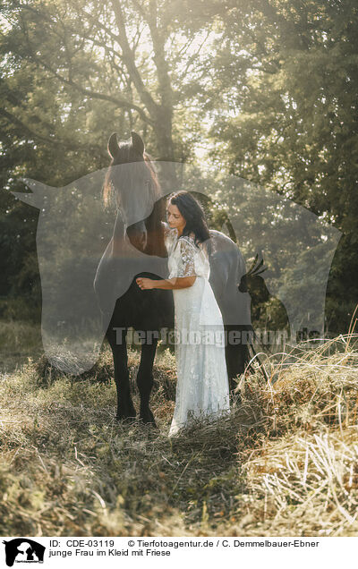 junge Frau im Kleid mit Friese / young woman in dress with frisian horse / CDE-03119
