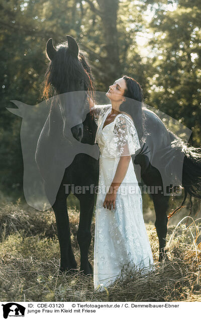 junge Frau im Kleid mit Friese / young woman in dress with frisian horse / CDE-03120