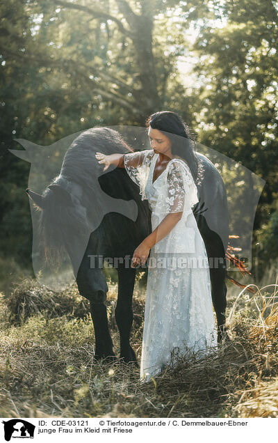 junge Frau im Kleid mit Friese / young woman in dress with frisian horse / CDE-03121