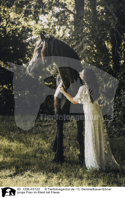 junge Frau im Kleid mit Friese / young woman in dress with frisian horse / CDE-03122