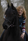 Frau reitet Friese