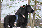 Frau reitet Friese