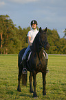 Frau reitet Friese