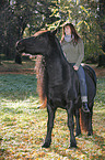 Frau reitet Friese