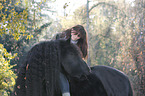 Frau reitet Friese