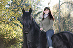 Frau reitet Friese