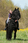 Frau reitet Friese