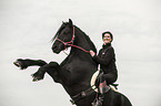 Frau reitet Friese
