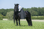 Frau reitet Friese