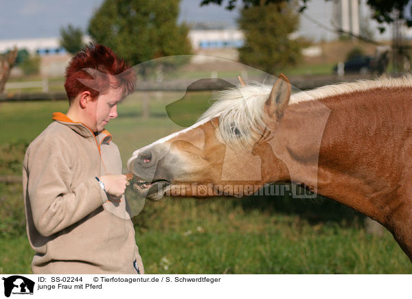 junge Frau mit Pferd / young woman with horse / SS-02244