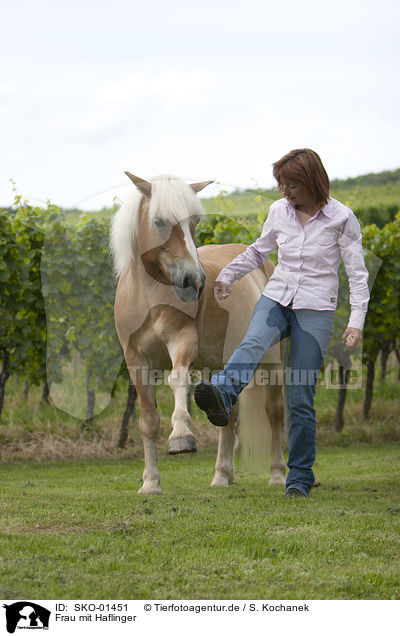 Frau mit Haflinger / woman with Haflinger horse / SKO-01451
