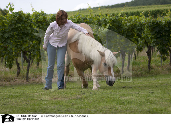 Frau mit Haflinger / SKO-01452