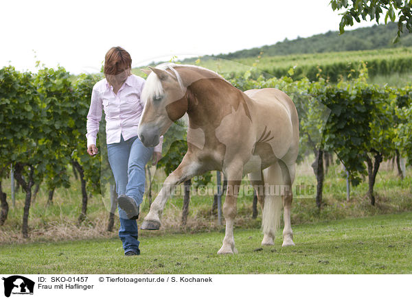 Frau mit Haflinger / SKO-01457