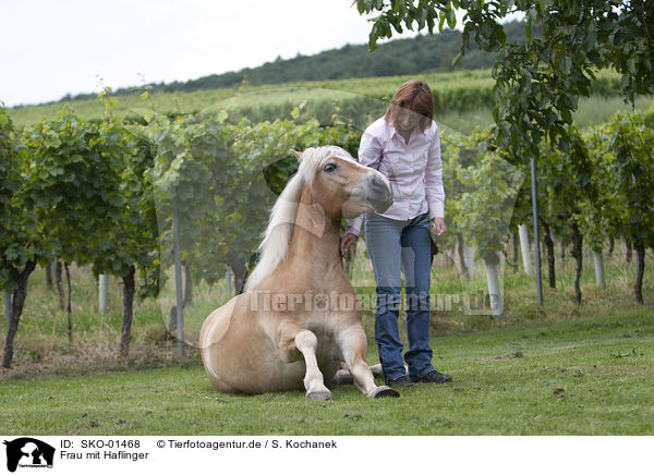 Frau mit Haflinger / SKO-01468