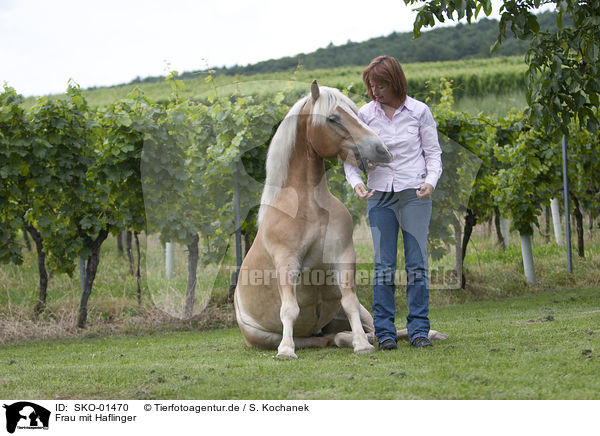 Frau mit Haflinger / SKO-01470