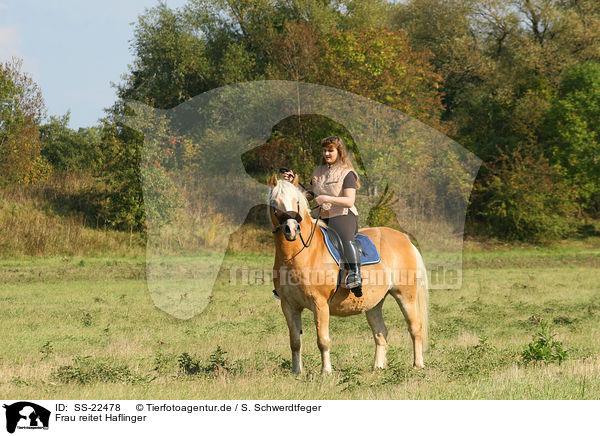 Frau reitet Haflinger / woman rides haflinger horse / SS-22478