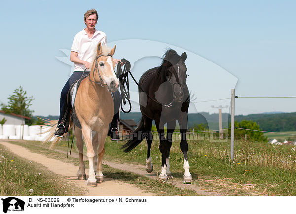 Ausritt mit Handpferd / riding woman / NS-03029