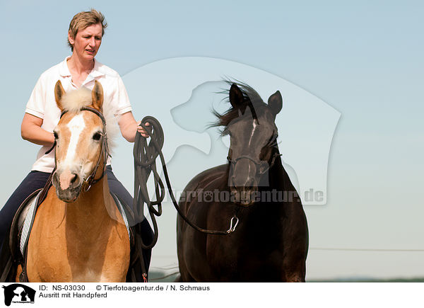 Ausritt mit Handpferd / riding woman / NS-03030