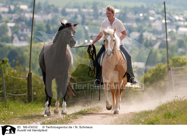 Ausritt mit Handpferd / riding woman / NS-03032