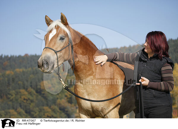 Frau mit Haflinger / RR-47067