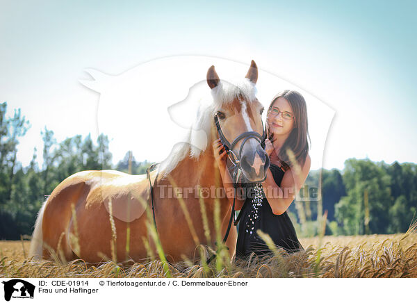 Frau und Haflinger / woman and Haflinger horse / CDE-01914