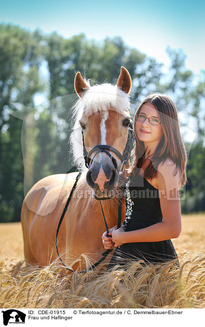 Frau und Haflinger / woman and Haflinger horse / CDE-01915