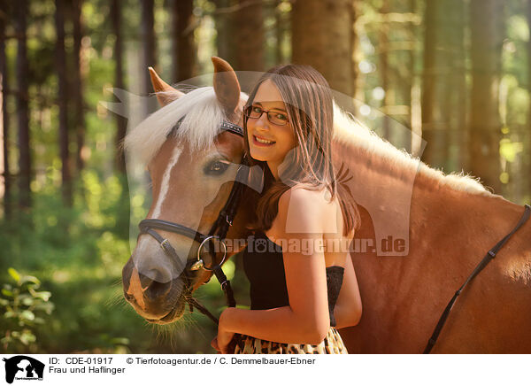 Frau und Haflinger / woman and Haflinger horse / CDE-01917