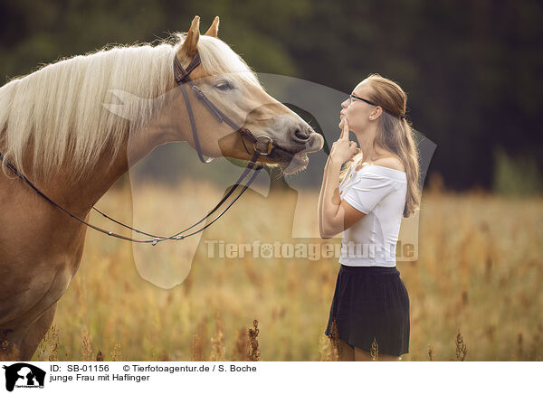 junge Frau mit Haflinger / SB-01156