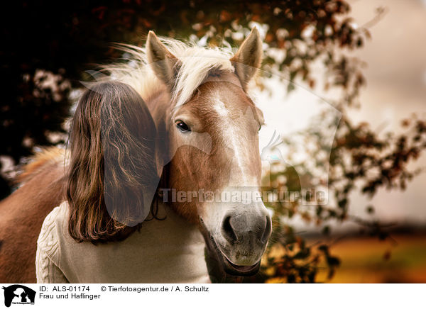 Frau und Haflinger / woman and Haflinger horse / ALS-01174