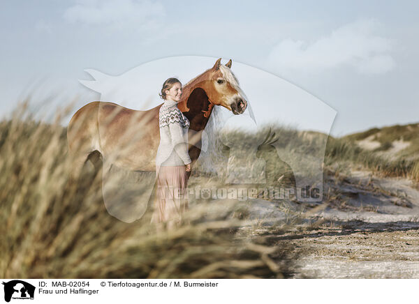 Frau und Haflinger / woman and Haflinger horse / MAB-02054