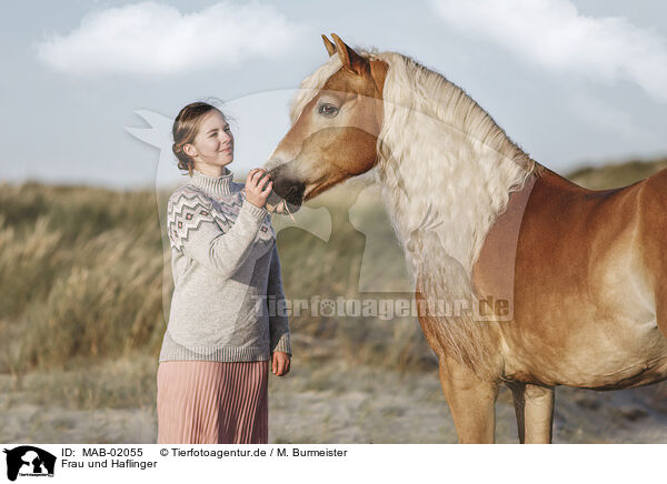 Frau und Haflinger / woman and Haflinger horse / MAB-02055