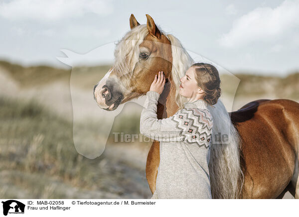 Frau und Haflinger / woman and Haflinger horse / MAB-02058