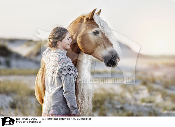 Frau und Haflinger / woman and Haflinger horse / MAB-02062