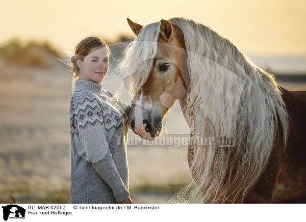 Frau und Haflinger / woman and Haflinger horse / MAB-02067