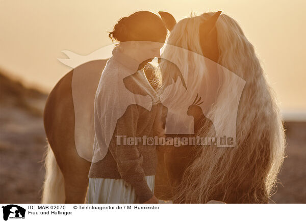 Frau und Haflinger / woman and Haflinger horse / MAB-02070