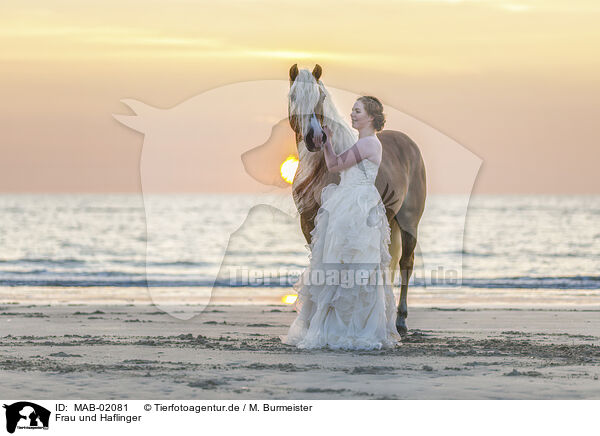 Frau und Haflinger / woman and Haflinger horse / MAB-02081