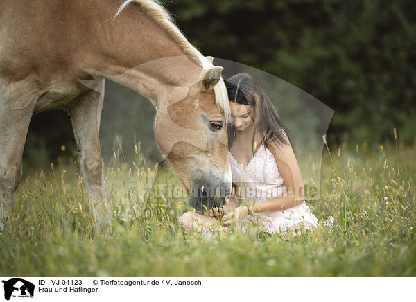 Frau und Haflinger / woman and Haflinger horse / VJ-04123