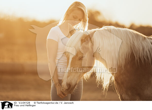 Frau und Haflinger / woman and Haflinger horse / VJ-04128