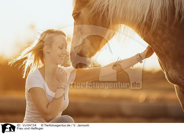 Frau und Haflinger / woman and Haflinger horse / VJ-04134