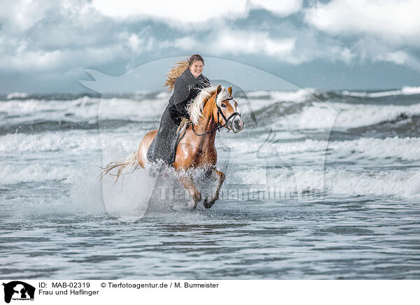 Frau und Haflinger / woman and Haflinger horse / MAB-02319