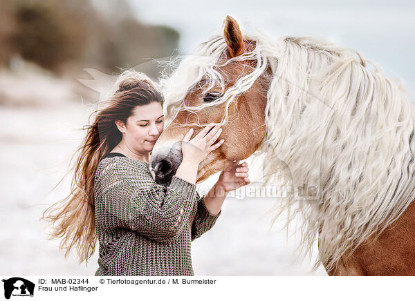 Frau und Haflinger / woman and Haflinger horse / MAB-02344