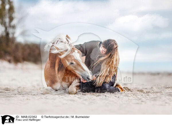 Frau und Haflinger / woman and Haflinger horse / MAB-02362