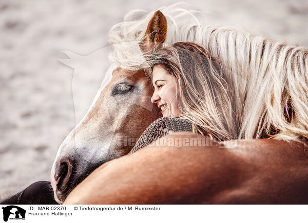 Frau und Haflinger / woman and Haflinger horse / MAB-02370